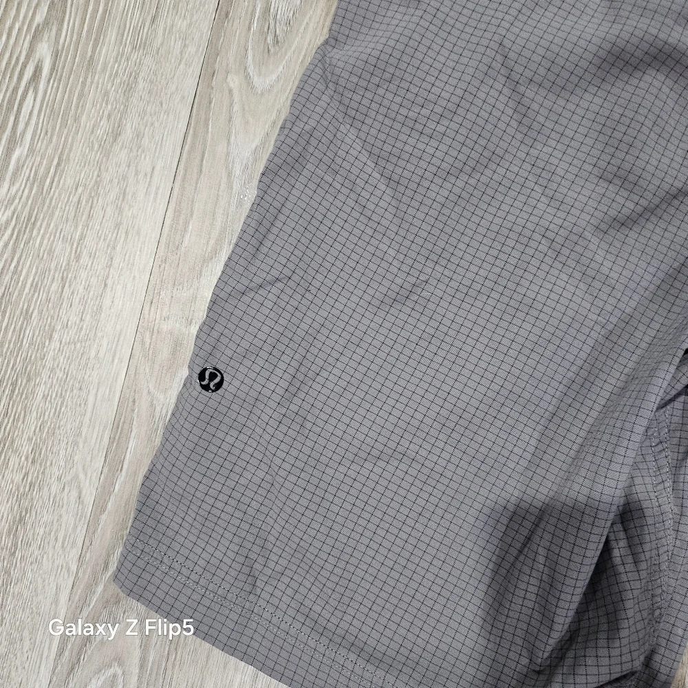 Lululemon Mens Kahuna Golf Shorts Size 32 Gray Check Chino Nylon - Picture 3 of 8